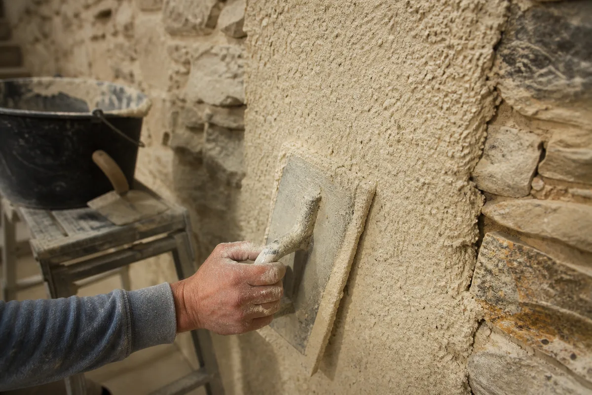 Application d’un enduit chaux-chanvre sur un mur intérieur en pierre